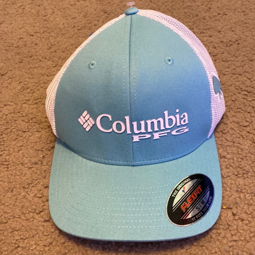 Fitted Columbia hat. Size S/M